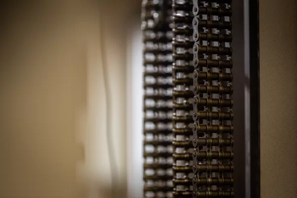 dēļu pakotājs ar integrētu liftu